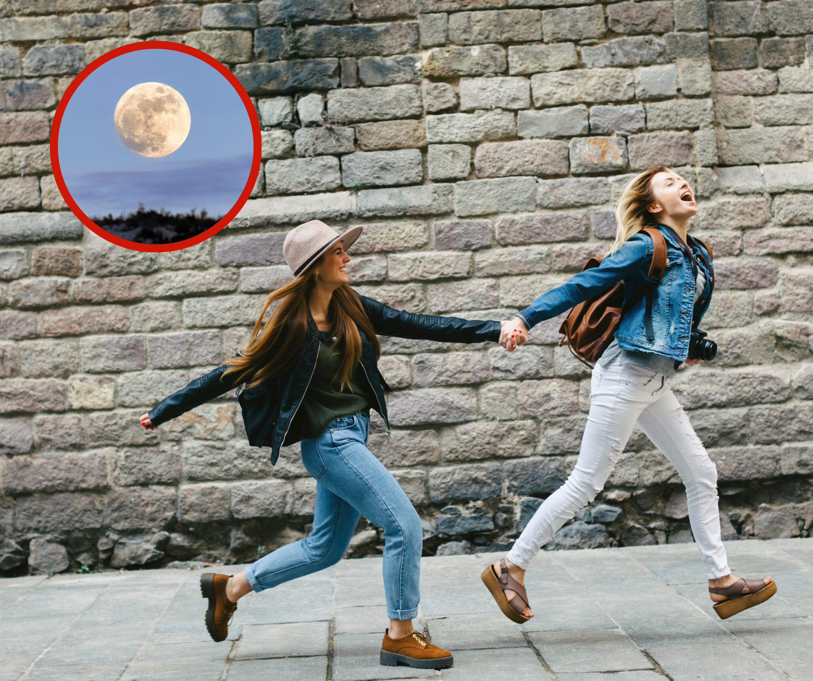 Dos mujeres corriendo por la calle junto a la imagen de la luna llena (Getty Images)