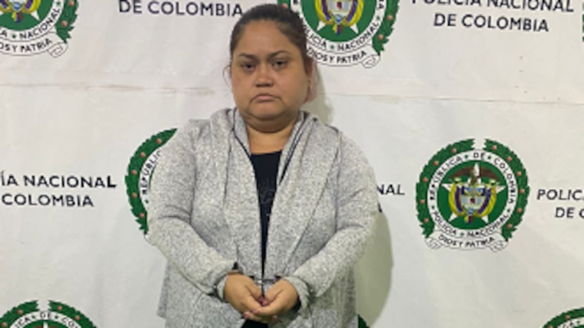 Capturan a una mujer con 30 millones de pesos en un bolso