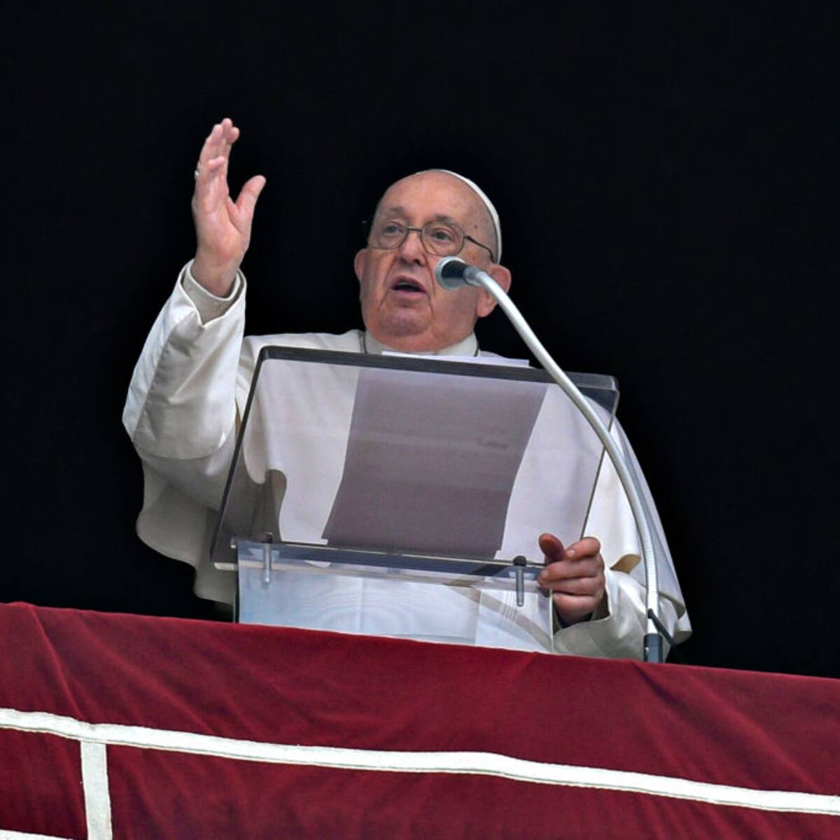 El papa, “profundamente apenado”, bendice a los afectados por los derrumbes en Colombia