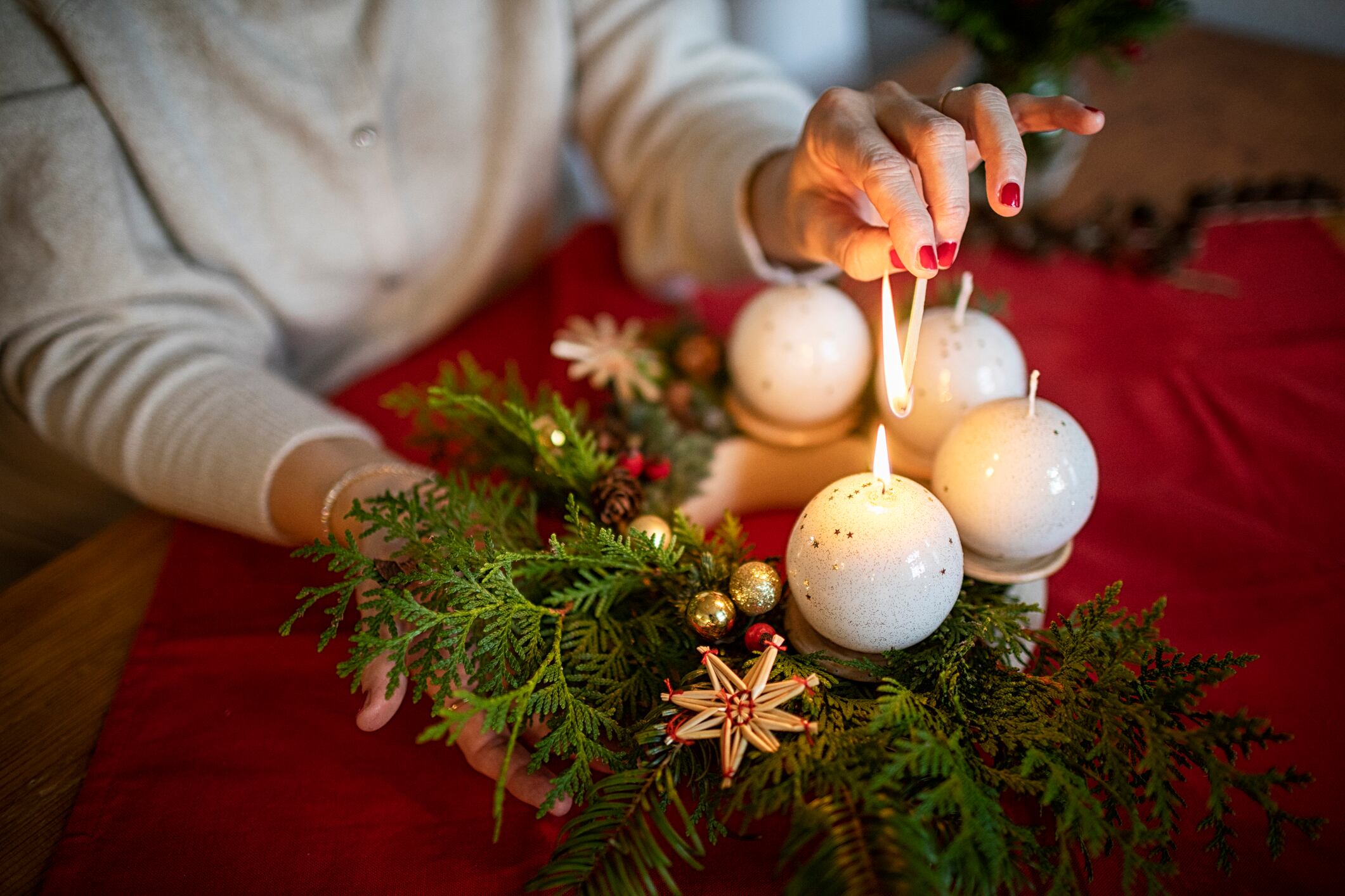 Encendiendo las velas de la corona de adviento / Getty Images