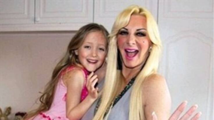 Madre defiende haberle regalado una liposucción a su hija de siete años