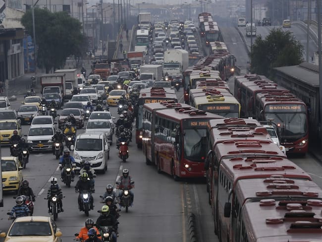 Vehículos de carga los más inmovilizados por contaminar el aire en Bogotá