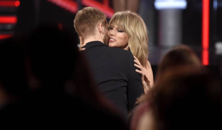 Taylor Swift abrazando a Calvin Harris cuando eran pareja.