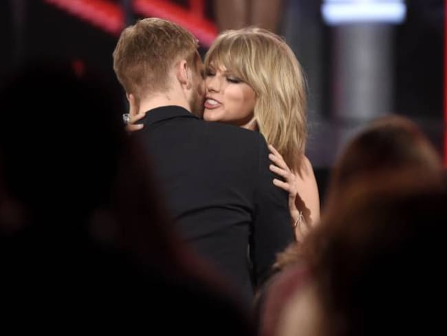 Taylor Swift abrazando a Calvin Harris cuando eran pareja.