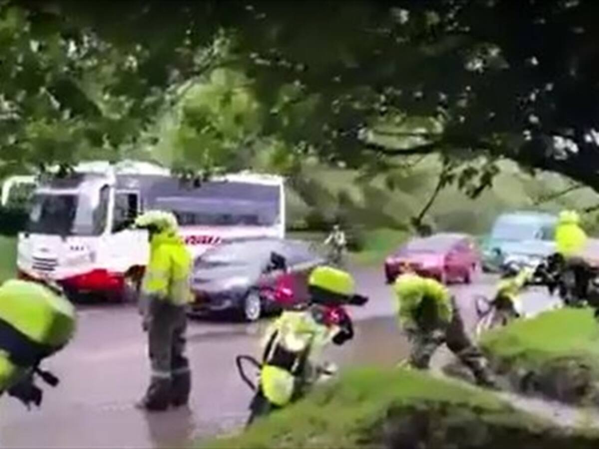 ​Policías de Tránsito hacen zanjas para mejorar movilidad