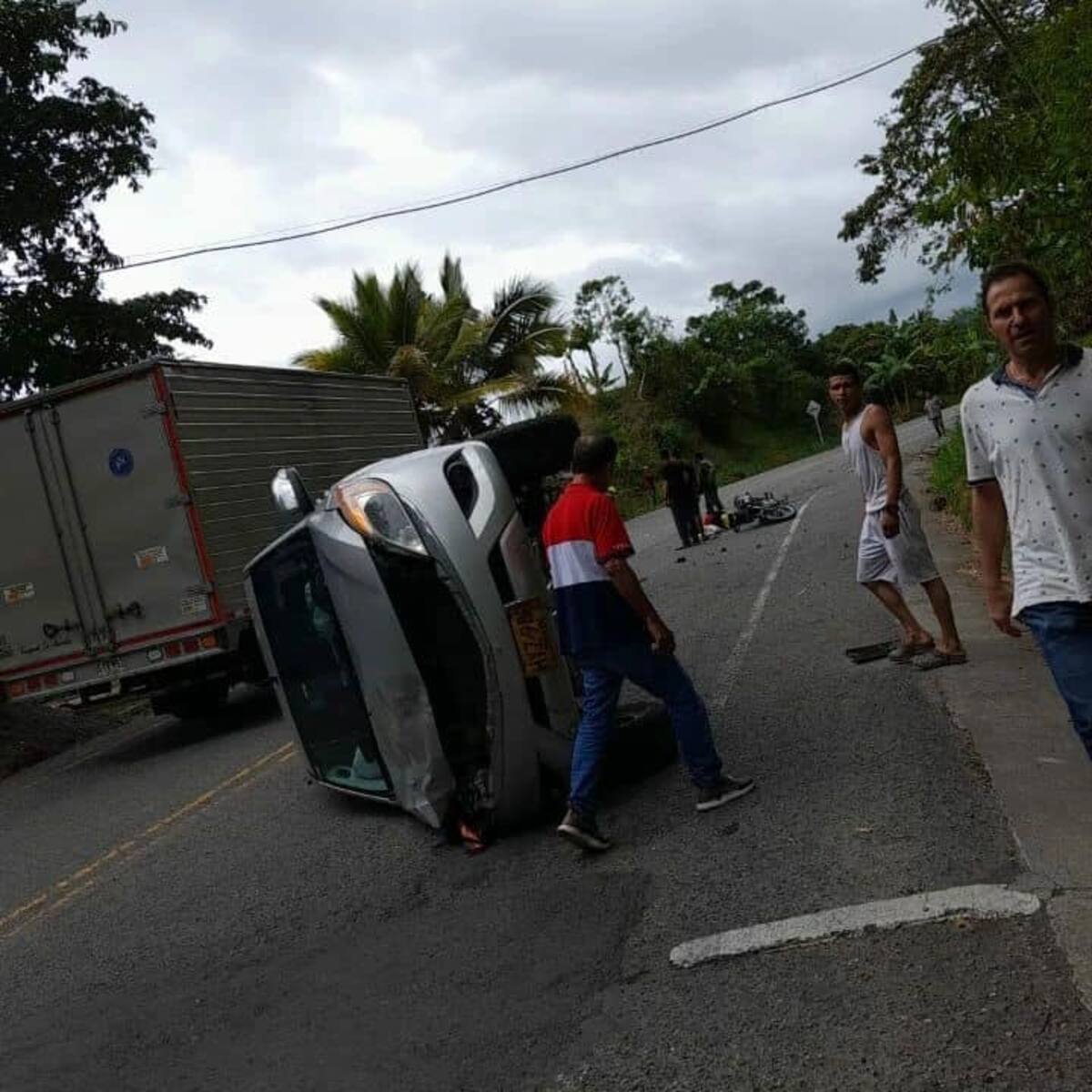 Dos personas que se movilizaban en una moto chocaron con un carro en Dabeiba