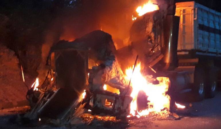 Tractocamión incinerado 