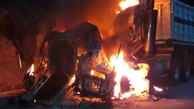 Tractocamión incinerado