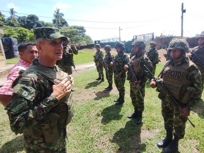 General Fabio Caro, comandante de la Octava División, en Puerto Rondón. Cortesía: Ejército Nacional.