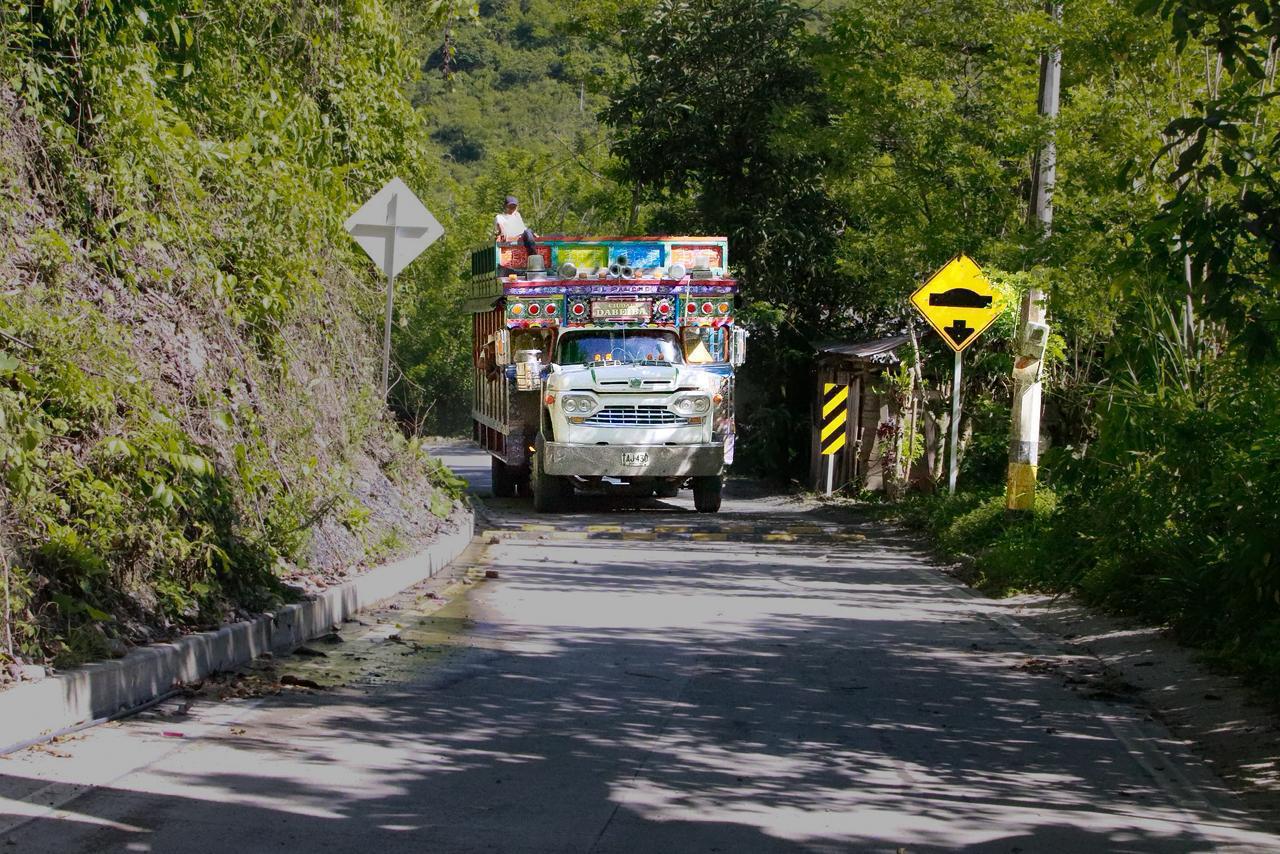 Entrega de 4 kilómetros de vía entre Dabeiba y Camparrusia. Foto: Gobernación de Antioquia.