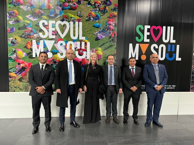 El alcalde de Cali, Alejandro Eder, durante su visita a Seúl, corea.