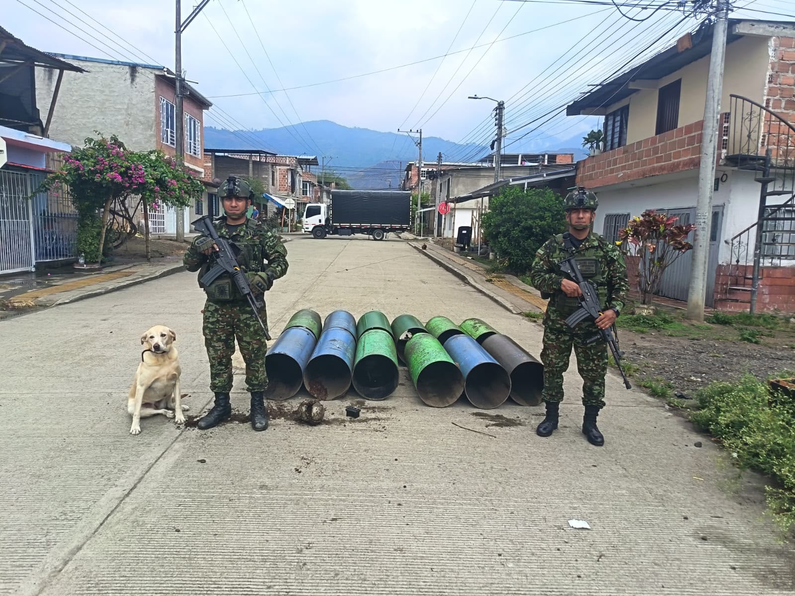 Al lugar llegaron unidades del Grupo de Manejo de Artefactos Explosivos (MARTE) identificaron los 12 dispositivos explosivos improvisados que contenían más de 250 kilos de explosivos. Foto: Ejército Nacional.