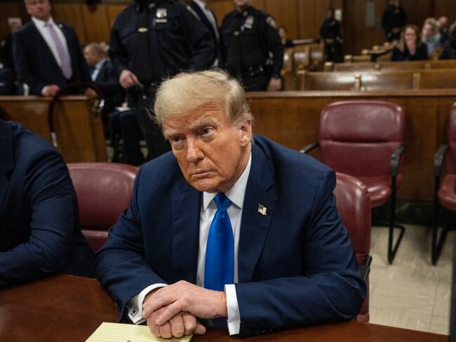 New York City (United States), 22/04/2024.- Former US President and current Republican presidential candidate Donald Trump awaits the start of proceedings at Manhattan Criminal Court in New York, New York, USA, 22 April 2024. Trump is facing 34 felony counts of falsifying business records related to payments made to adult film star Stormy Daniels during his 2016 presidential campaign. (tormenta, Nueva York) EFE/EPA/VICTOR J. BLUE / POOL