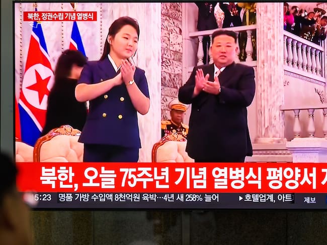 El líder norcoreano, Kim Jong Un, y su hija, Kim Ju Ae.
(Foto: Kim Jae-Hwan/SOPA Images/LightRocket via Getty Images)