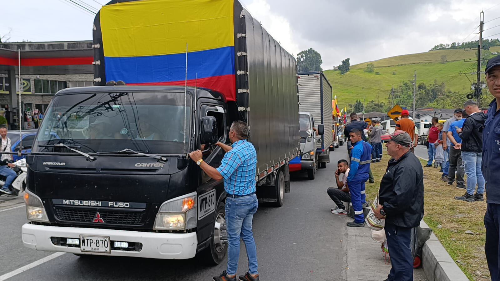 Por el momento, los integrantes del gremio camionero continúan transportando mercancía a diferentes partes del país.