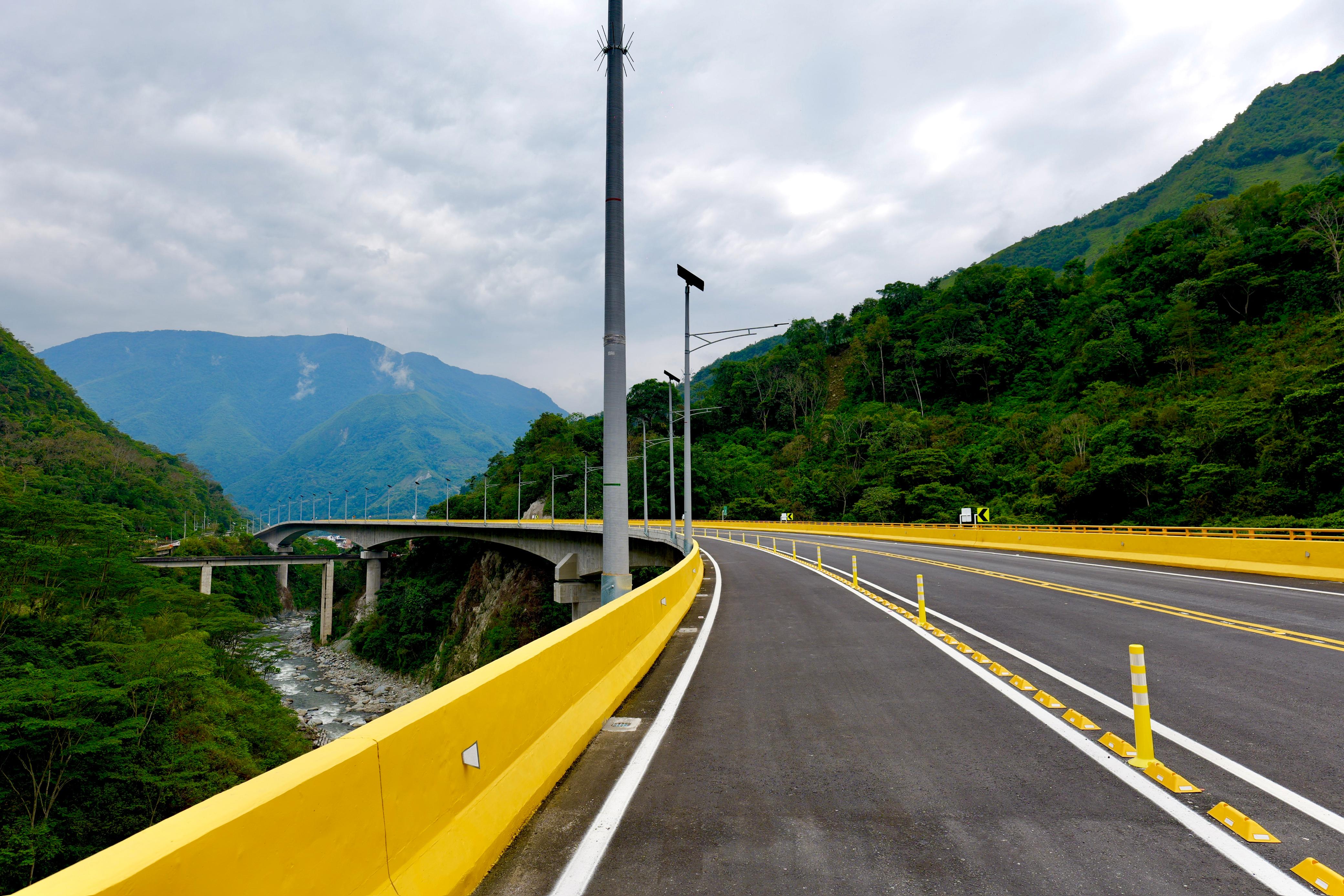 Viaducto del kilómetro 58 en la vía Bogotá – Villavicencio. Foto: Invías