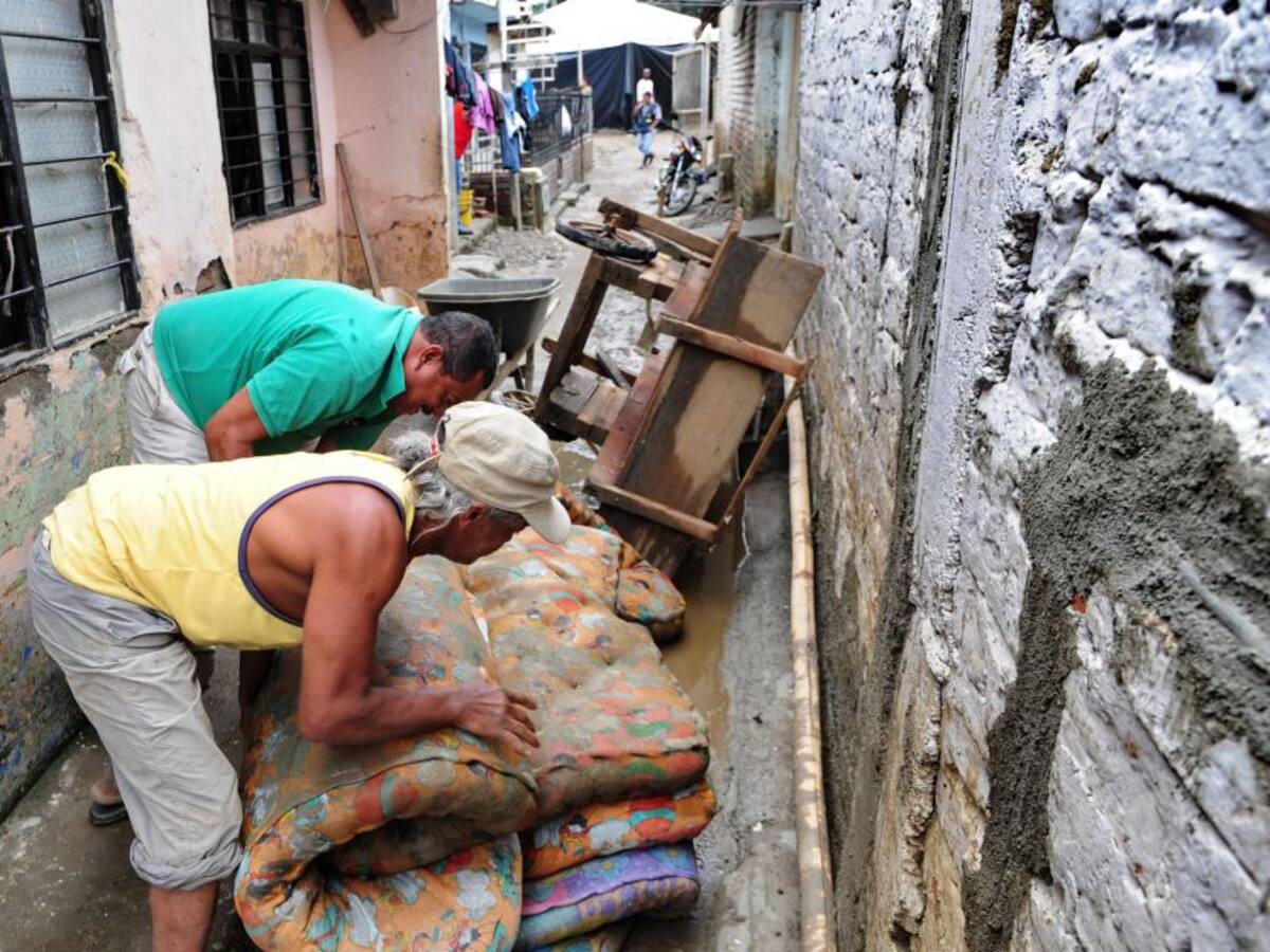 Reportan tres personas desaparecidas por lluvias en el Valle