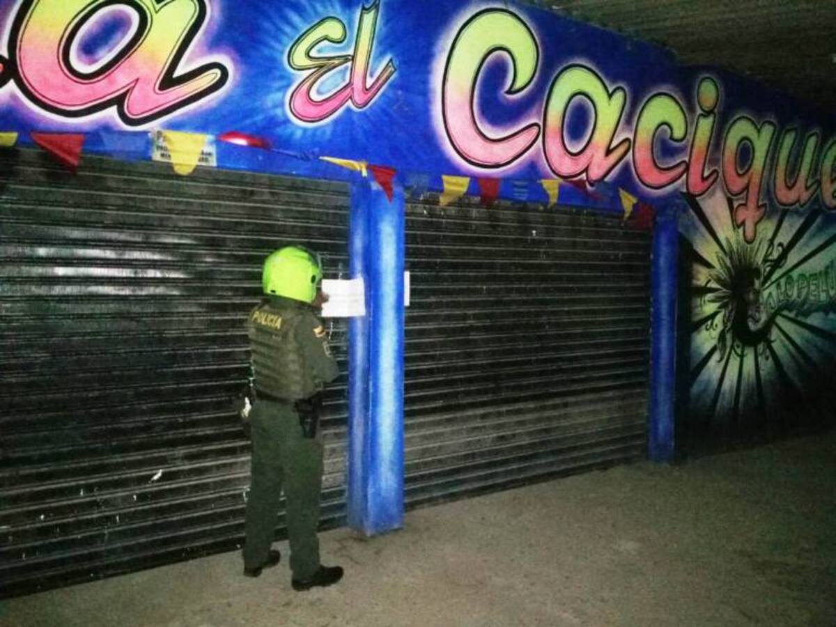 En Arjona cierran dos establecimientos por invasión de espacio público