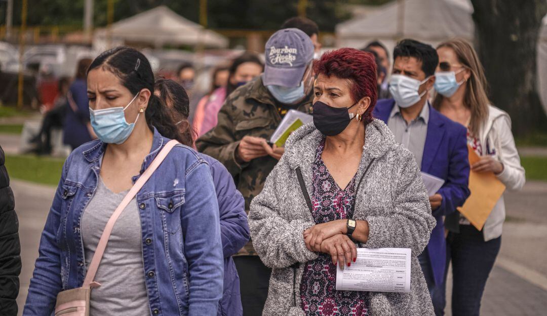 Colombianos a la espera de su vacunación