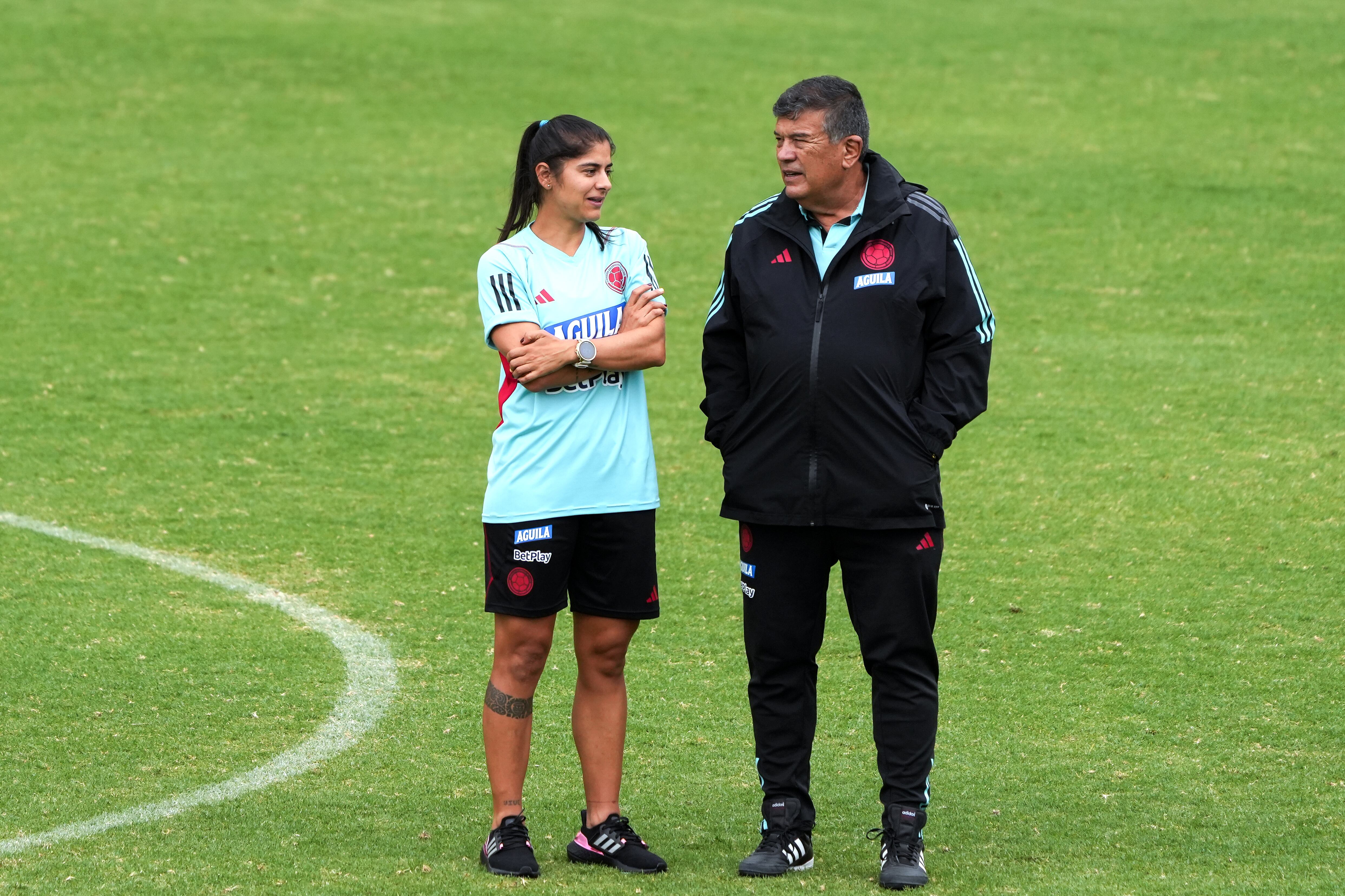 Catalina Usme y Nelson Abadía dialogan durante un entrenamiento de la Selección Colombia. (Photo by Andres Rot/Getty Images)