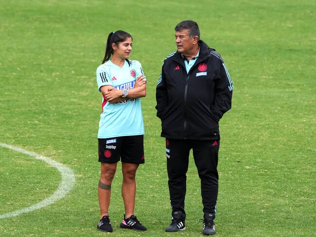 Catalina Usme y Nelson Abadía dialogan durante un entrenamiento de la Selección Colombia. (Photo by Andres Rot/Getty Images)