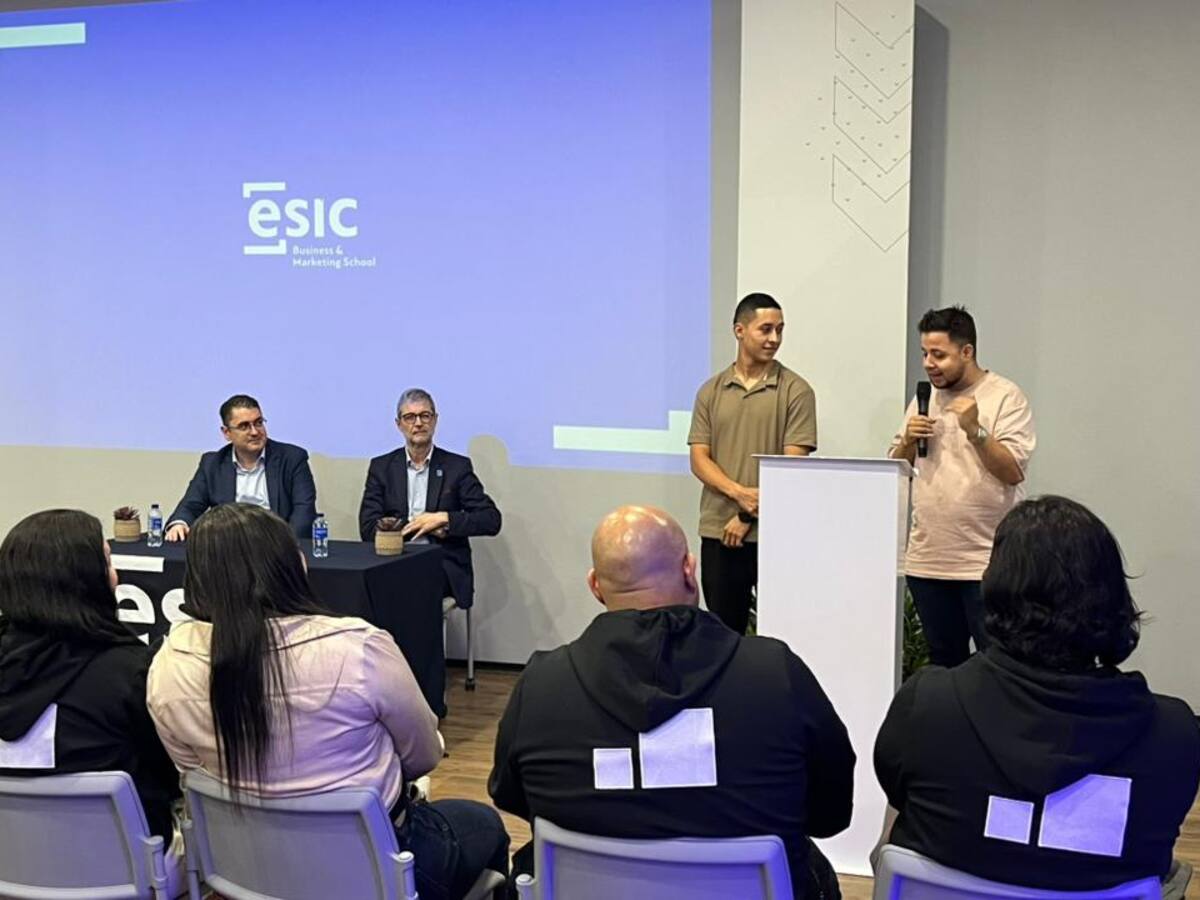 Jóvenes de la Comuna 13 de Medellín se graduaron del nuevo programa de Análisis de Datos de ESIC