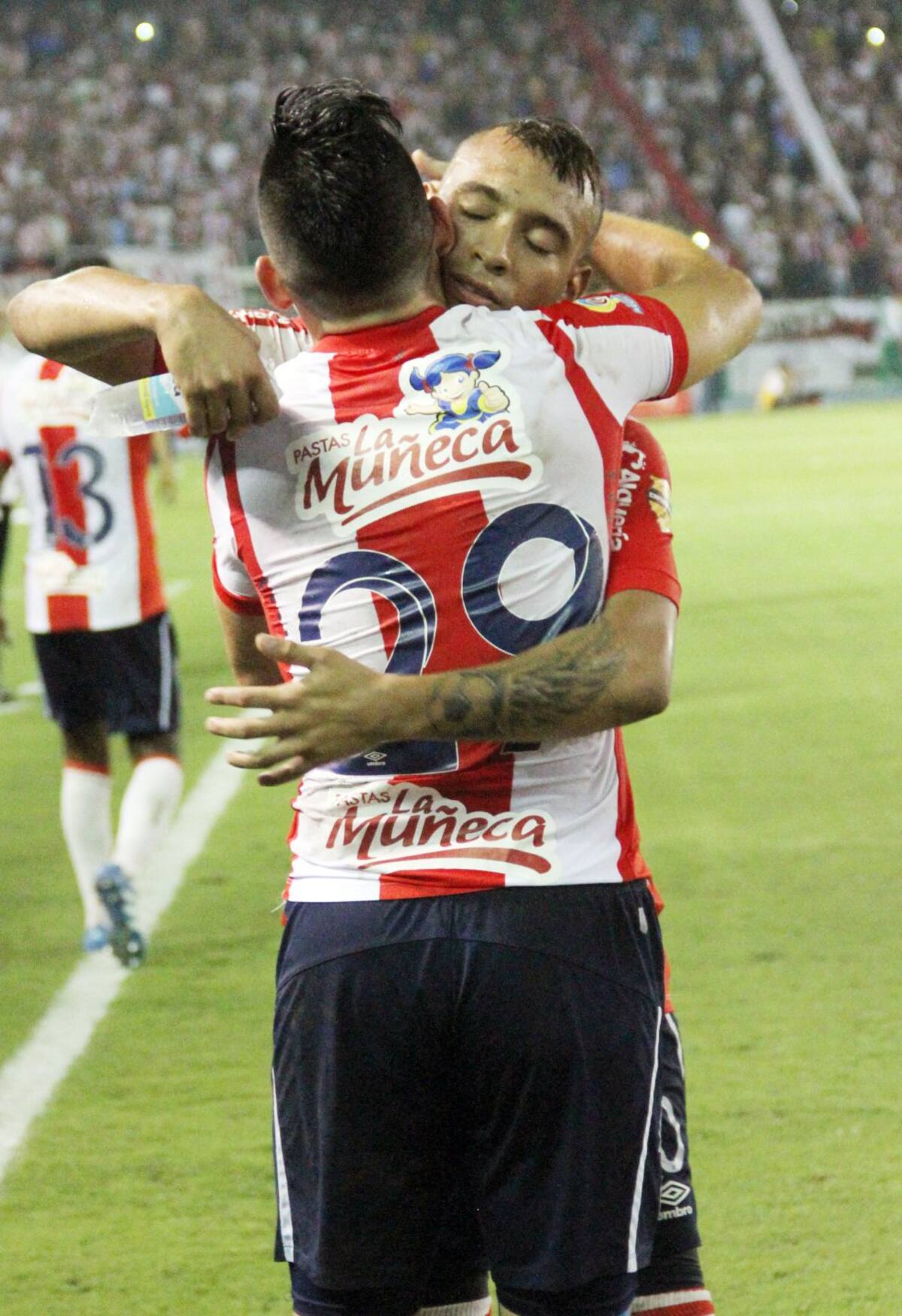 Jarlan Barrera festeja el gol con Jorge Aguirre.