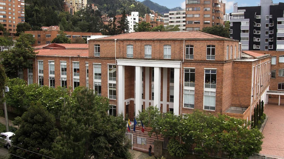Amenazas, dinero y traición: el caso de los exalumnos que quieren sacar a Francia del Liceo Francés
