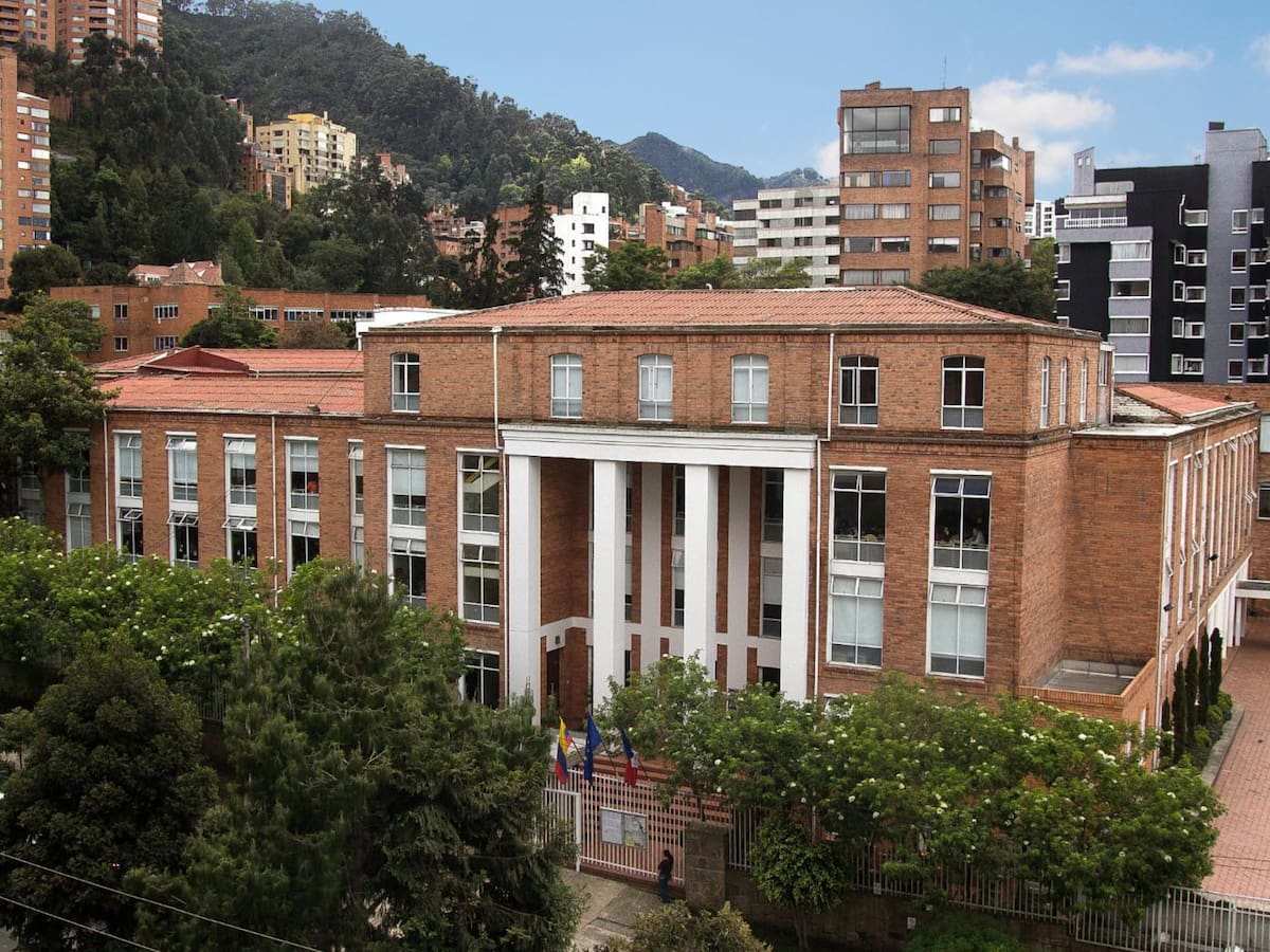 Amenazas, dinero y traición: el caso de los exalumnos que quieren sacar a Francia del Liceo Francés