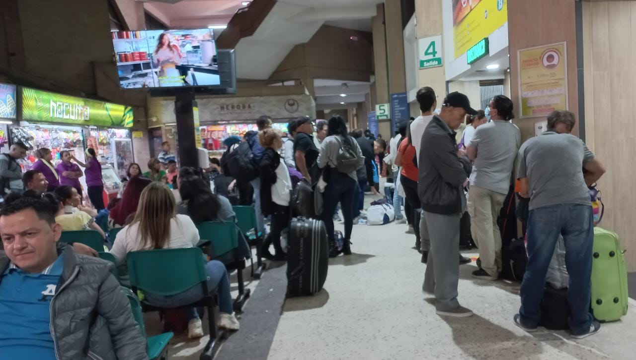 Pasajeros buscan tiquetes para hoy 31 de diciembre