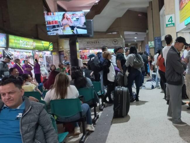 Pasajeros buscan tiquetes para hoy 31 de diciembre