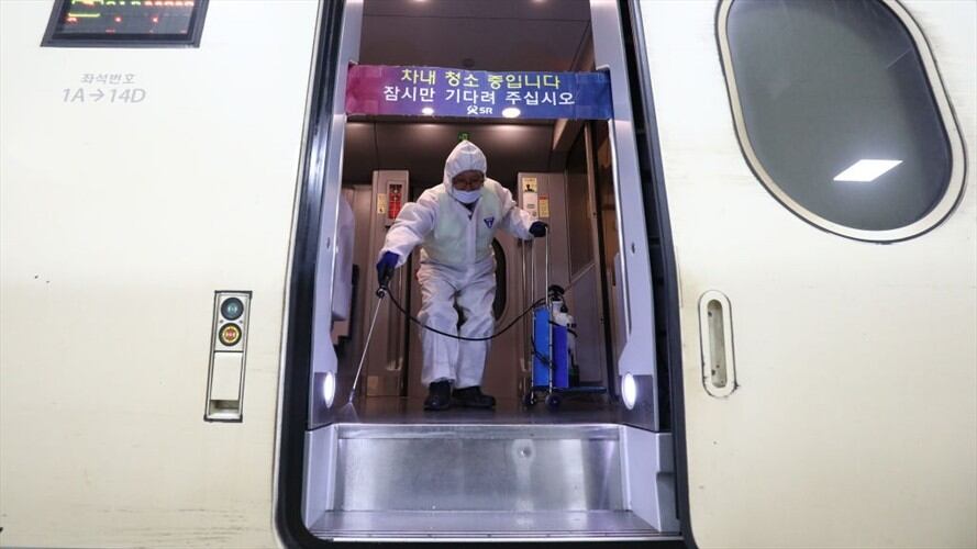 Para los habitantes de Wuhan se ha convertido parte del panorama que camiones y personal especializados, invadan las calles para tratar de frenar el virus . Foto: Getty Images