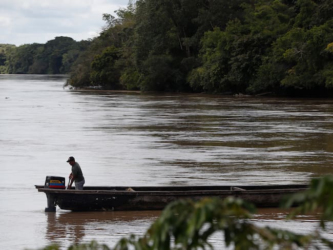 ACOMPAÑA CRÓNICA: COLOMBIA TURISMO - AME8413. GUAVIARE (COLOMBIA), 09/08/2023.- Un hombre navega por el río Raudal del Guayabero, el 10 de julio de 2023, en la región del Guaviare (Colombia). Guaviare es la puerta de entrada a la Amazonía colombiana, territorio que durante los años más crudos de la guerra se convirtió en zona roja por el control que la guerrilla tenía, algo que propició que se convirtiera en almacén de coca. Siete años después del acuerdo de paz, los atractivos naturales se han convertido en reclamo turístico, devolviendo a sus habitantes una anhelada paz y tranquilidad. EFE/ Ernesto Guzmán