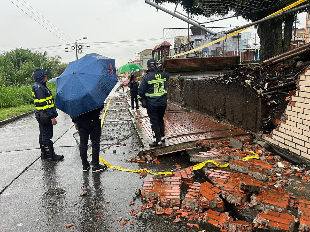 Suspenden clases en colegio de Armenia por colapso de un muro debido a las fuertes lluvias