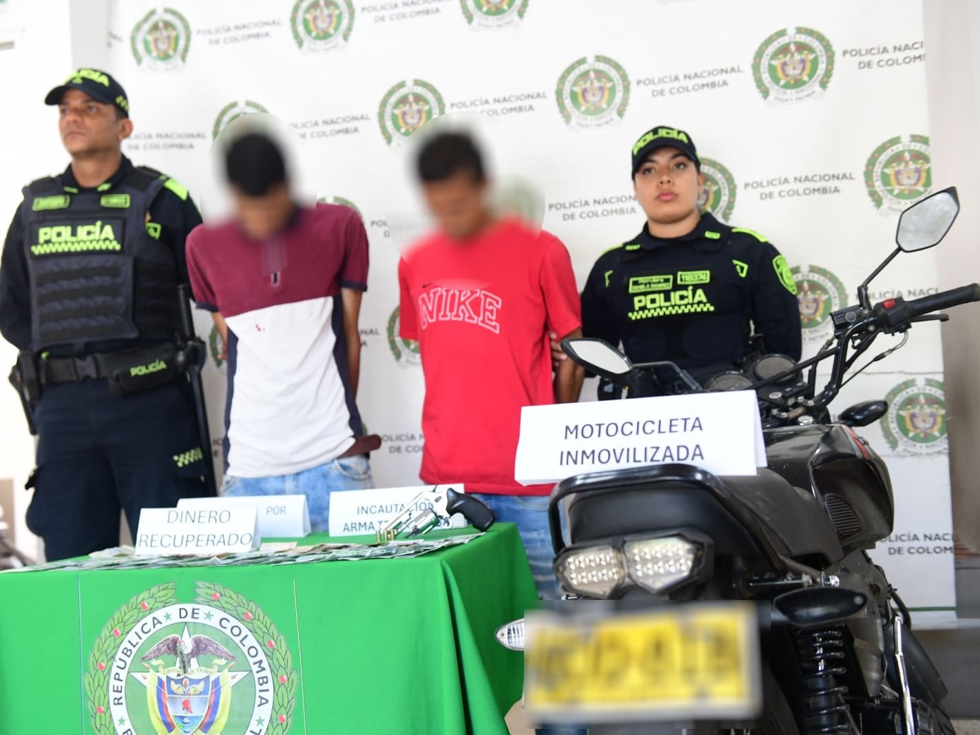 Capturados por robar cuatro millones de pesos- foto policía Metropolitana