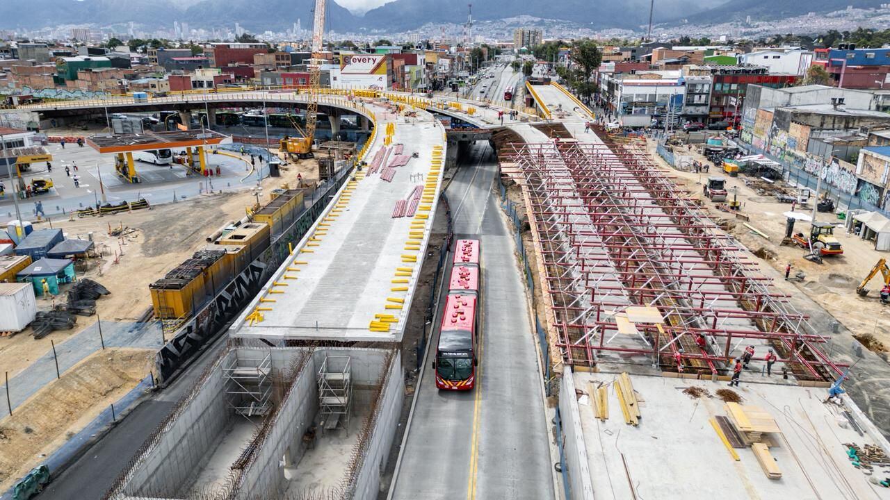 Obras de la Avenida 68 en Bogotá avanzan y nuevo Puente Venecia estaría habilitado en diciembre 2026. Foto: IDU.