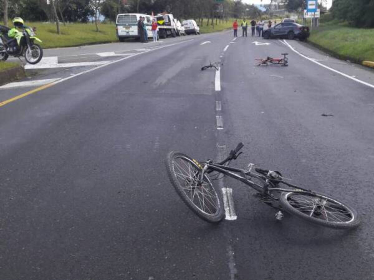 Dos policías y dos ciclistas es el saldo de varios accidentes de tránsito en Armenia