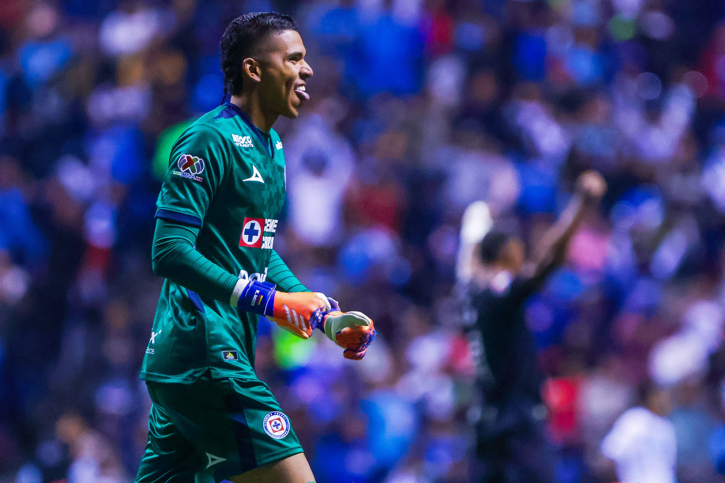 PUEBLA, MEXICO - OCTOBER 31: Kevin Mier goalkeeper of Cruz Azul celebrates the team's first goal scored by teammate Mateusz Bogusz (not in frame) during the 16th round match between Puebla and Cruz Azul as part of the Torneo Apertura 2025 Liga MX at Cuauhtemoc Stadium on October 31, 2025 in Puebla, Mexico. (Photo by Jam Media/Getty Images)