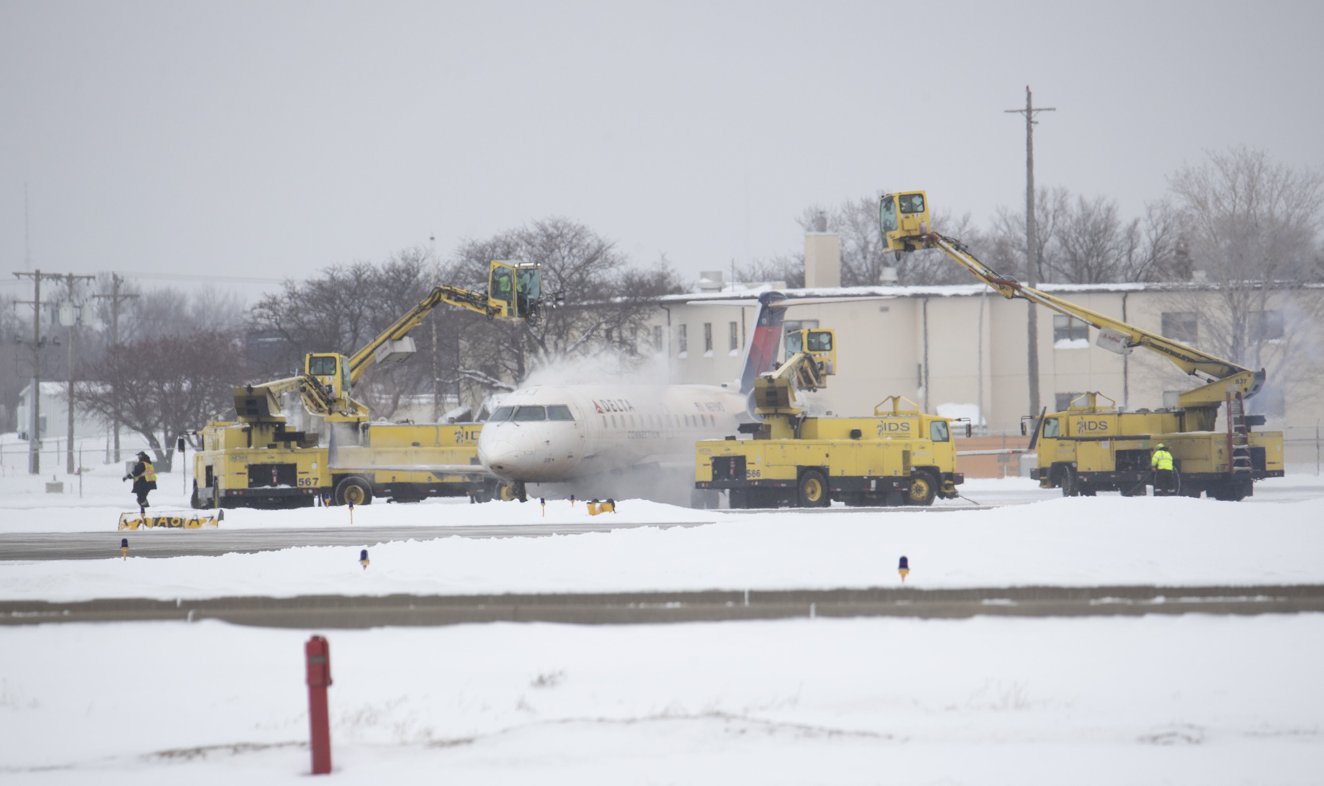 Avión aterriza en medio de nevada en Estados Unidos. 
(Foto: Christopher Mark Juhn/Anadolu Agency via Getty Images)