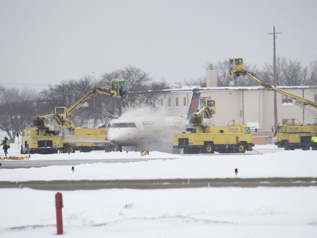 Avión aterriza en medio de nevada en Estados Unidos. 
(Foto: Christopher Mark Juhn/Anadolu Agency via Getty Images)