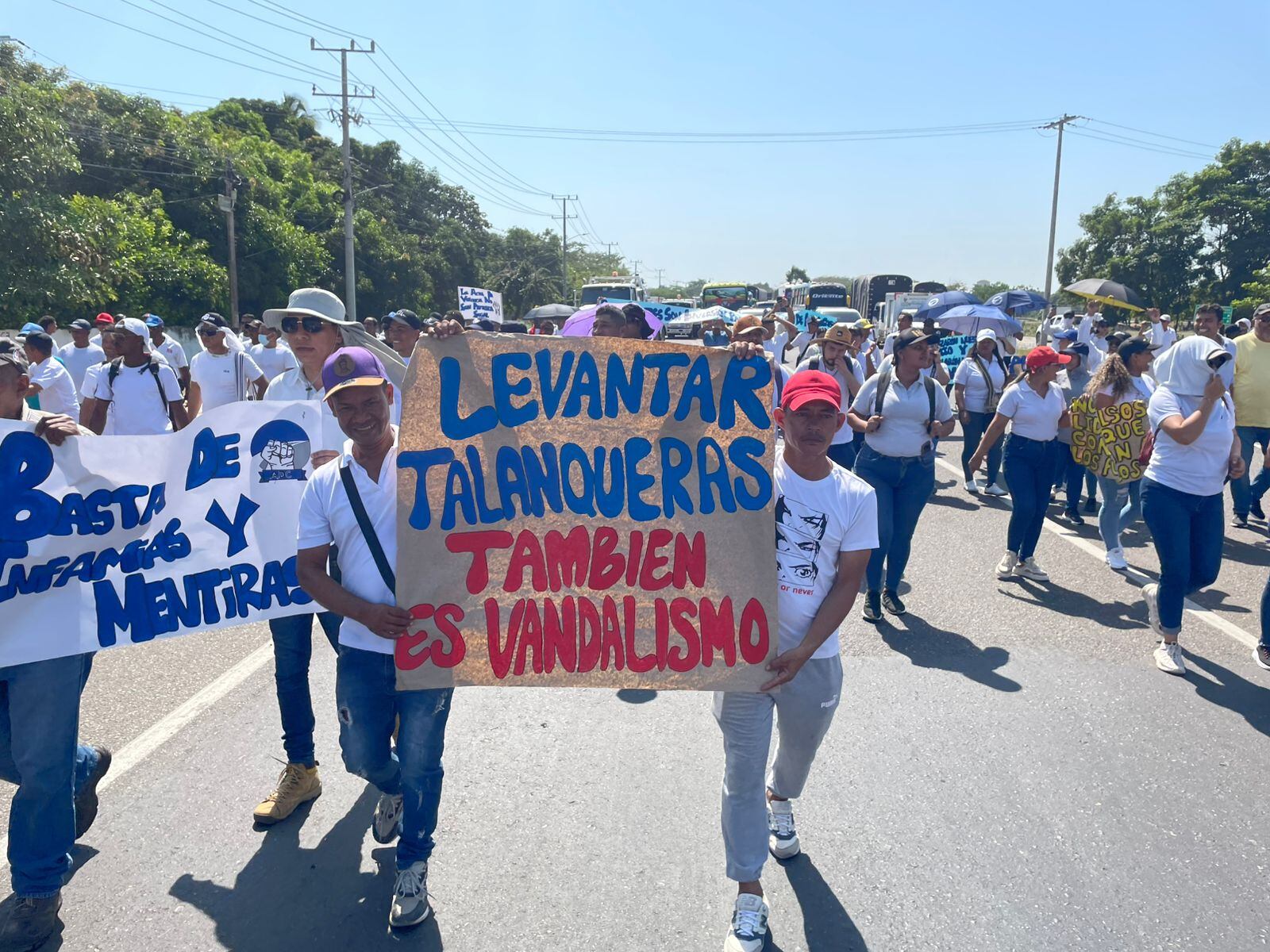Trabajadores y contratistas de la empresa Autopistas del Caribe marchan en Sabanalarga, Atlántico.