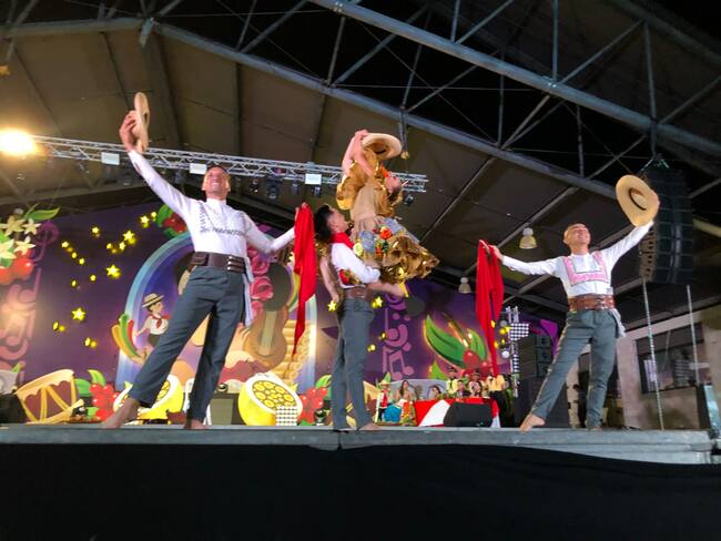 Cerca de tres mil neivanos que disfrutaron del desfile artesanal, en traje de baño y la muestra de talento.
