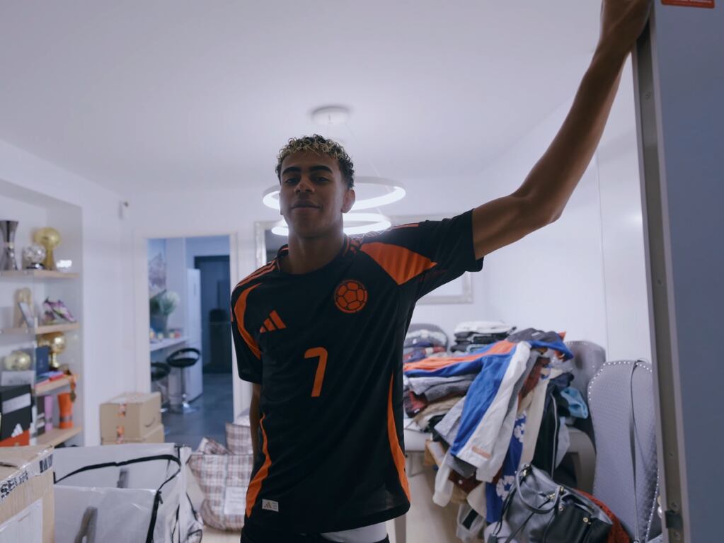 Lamine Yamal estrenando su canal de YouTube / Lamine Yamal