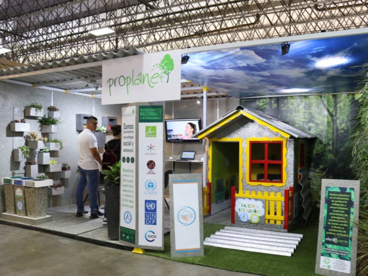 Proplanet convierte envases tetrapack en tejas y mobiliario