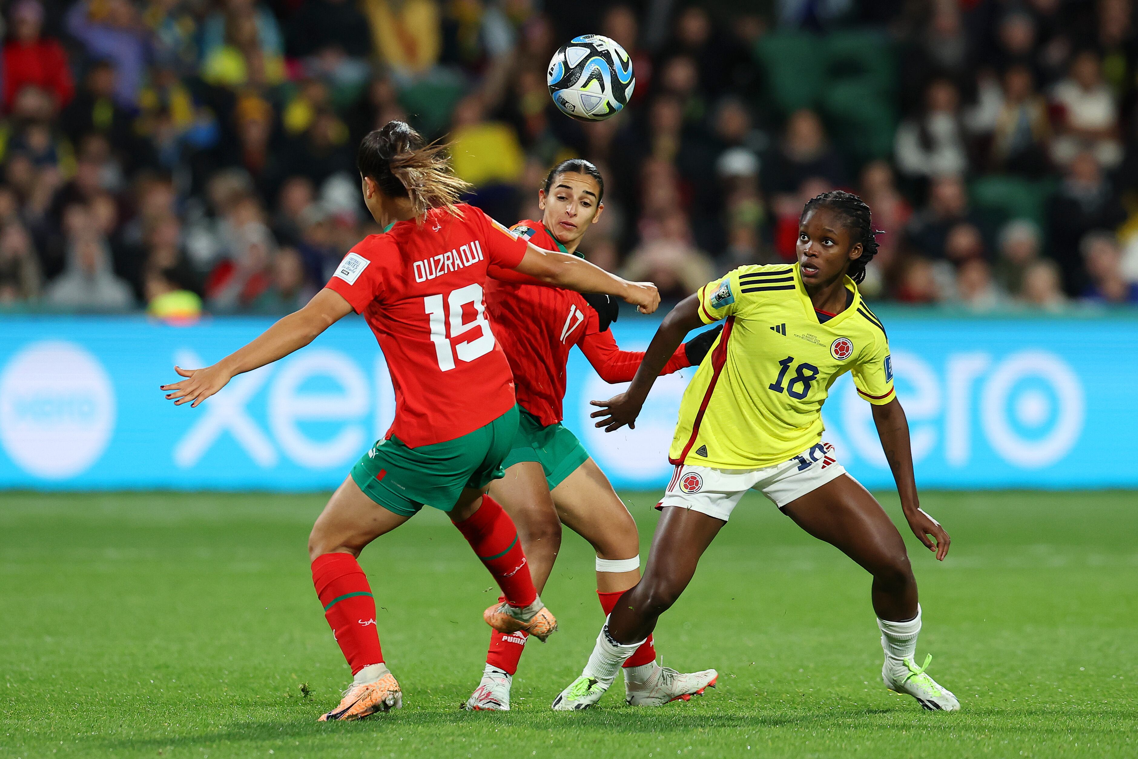 Linda Caicedo disputa un balón ante Marruecos. (Photo by Will Russell - FIFA/FIFA via Getty Images)