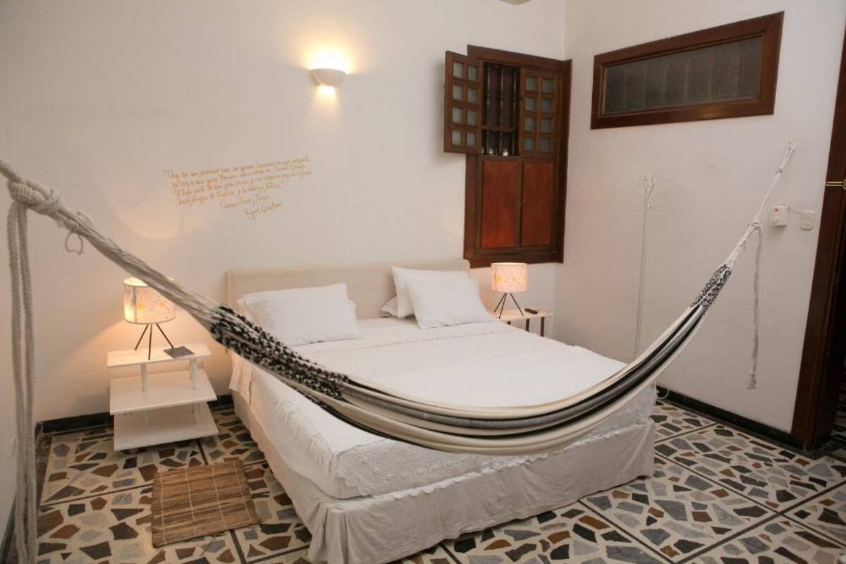 Levantarse en la mañana en un buen día soleado en el Hotel Boutique Casa Rosalía, en Valledupar, le levanta el ánimo al más triste, con esa luz brillante, viva, y ese desayuno con arepa típica vallenata preparada a la usanza de la dueña de la casa, horneadas sobre hojas del mango del patio, no deja espacio para las tristezas.