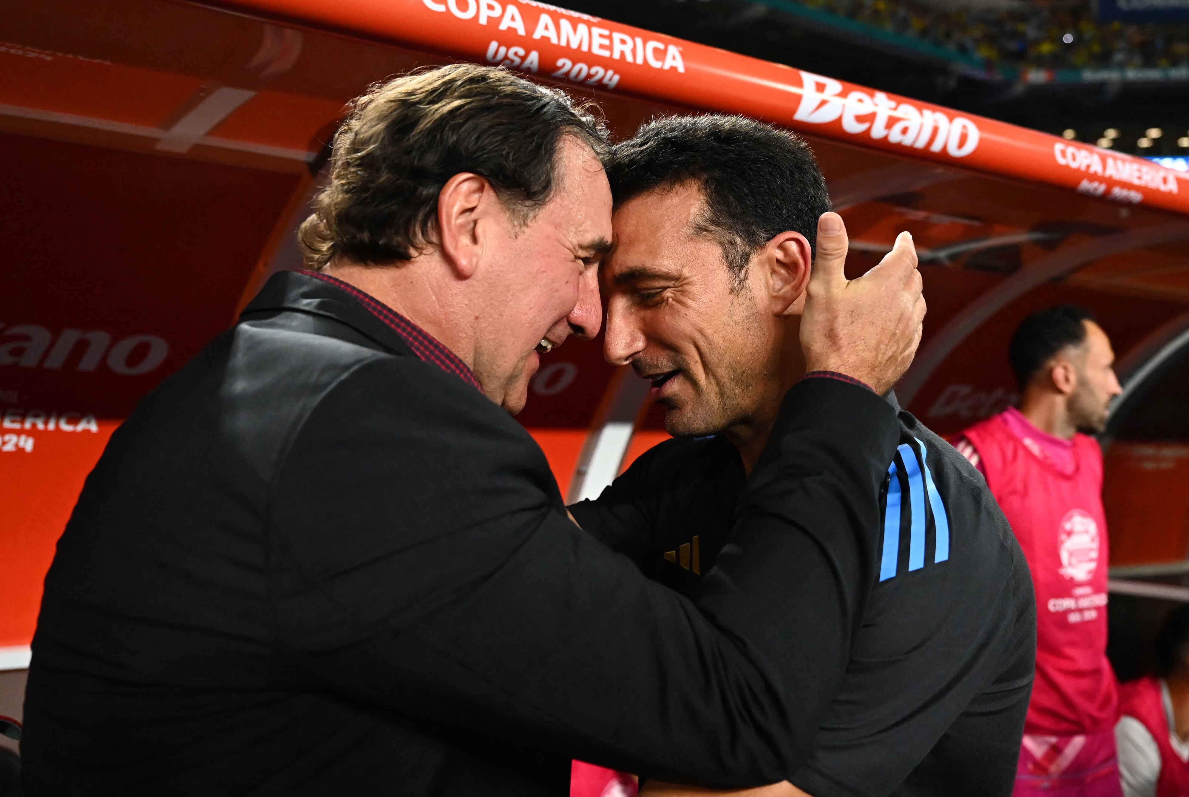 Lionel Scaloni y Néstor Lorenzo se saludan previo a la final de la pasada Copa América. (Photo by Chandan Khanna / AFP) (Photo by CHANDAN KHANNA/AFP via Getty Images)