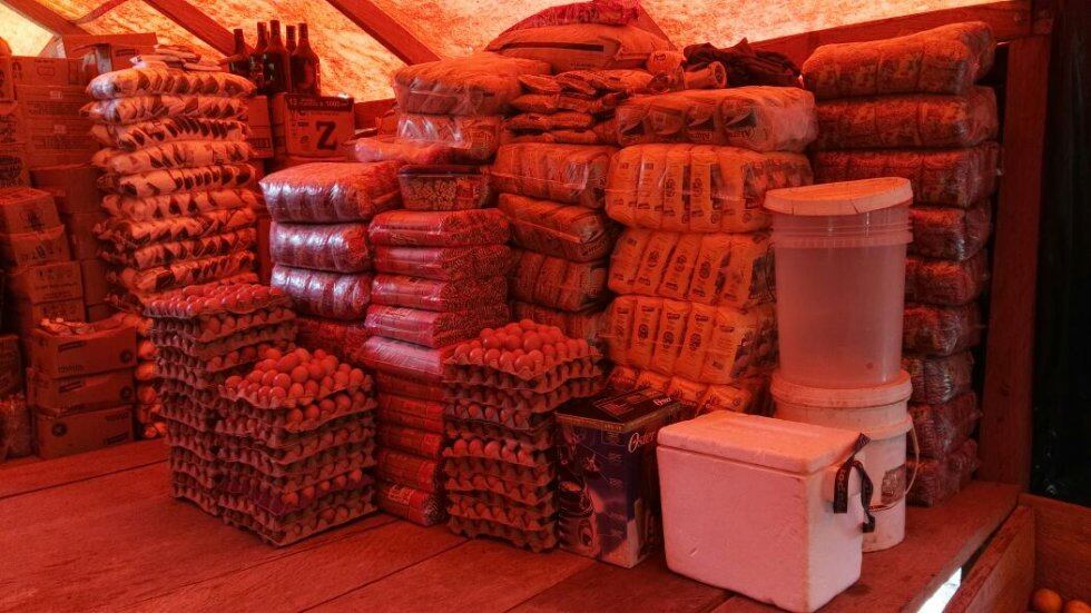 En la bodega hay alimento suficiente para dos semanas. Donaciones de la ONU y algunas colaboraciones, lo mantienen bien dotado.