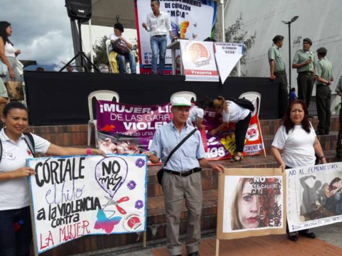 En Armenia hubo plantón de rechazo contra violencia y asesinato de mujeres