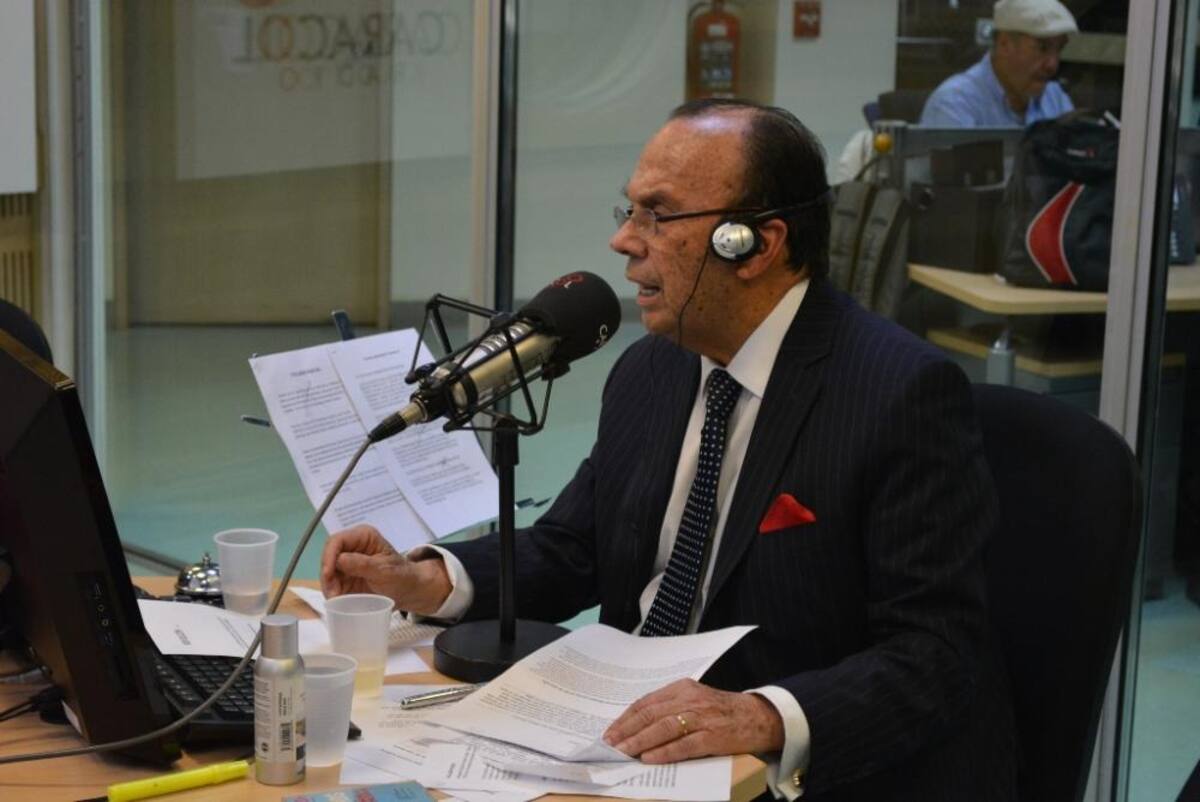 Tras dos décadas de estar inundando de humor a los colombianos, el admirado periodista se retira de La Luciérnaga, vea como desarrolla su último programa.